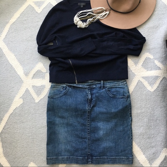 Tommy Hilfiger / Denim Skirt / Size 10 - Picture 2 of 7